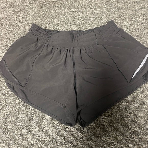 Lululemon hotty hots low rise 2.5 inch size 6 - Picture 2 of 2